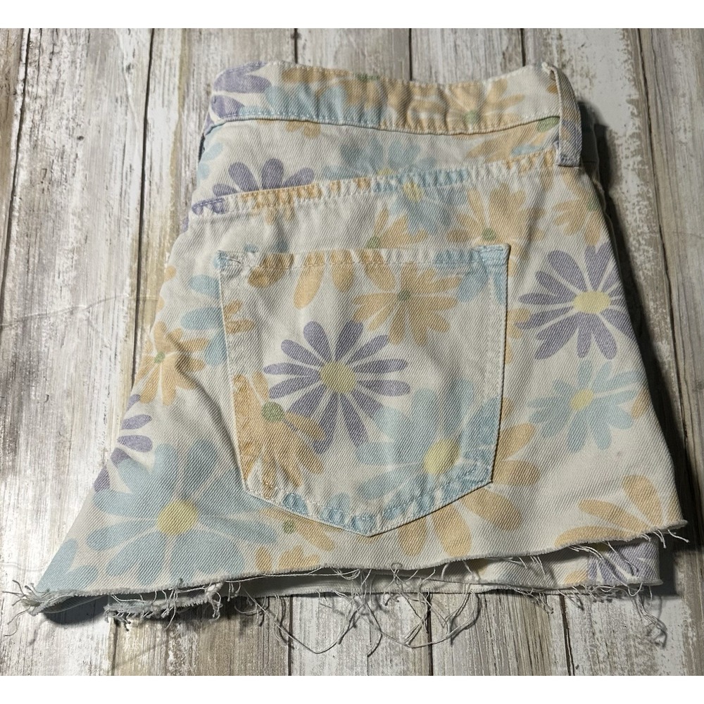 NWT Forever 21 Denim Shorts Size 29 Raw Hem. White Denim Daisy Floral